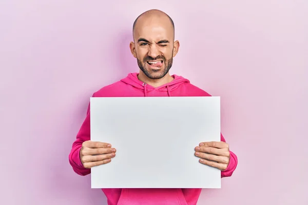 Jonge Kale Man Houdt Lege Banner Steken Tong Uit Gelukkig — Stockfoto