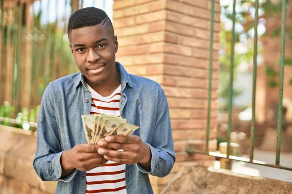 Jovem Afro Americano Sorrindo Feliz Segurando Dólares Cidade — Fotografia de Stock