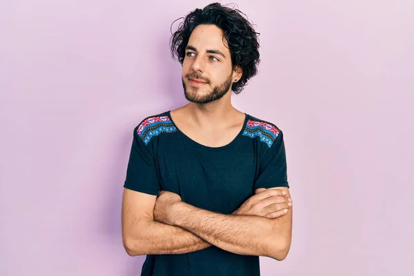 Bonito Homem Hispânico Com Braços Cruzados Gesto Sorrindo Olhando Para — Fotografia de Stock