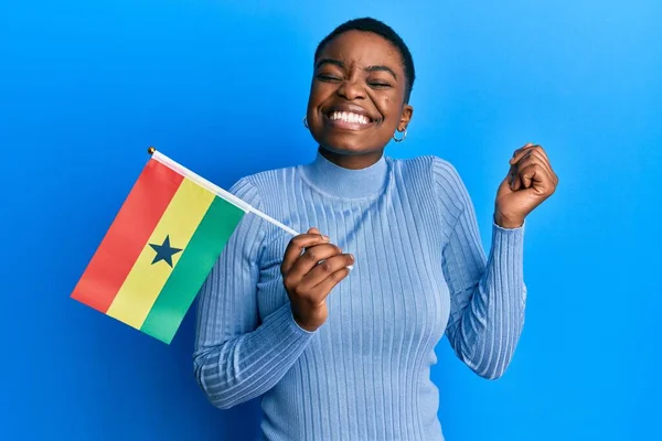 Ung Afrikansk Amerikansk Kvinna Håller Ghana Flagga Skriker Stolt Firar — Stockfoto