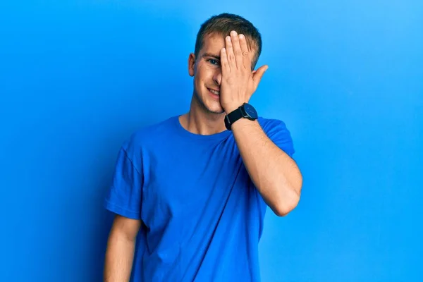 Jonge Blanke Man Met Casual Blauw Shirt Één Oog Met — Stockfoto