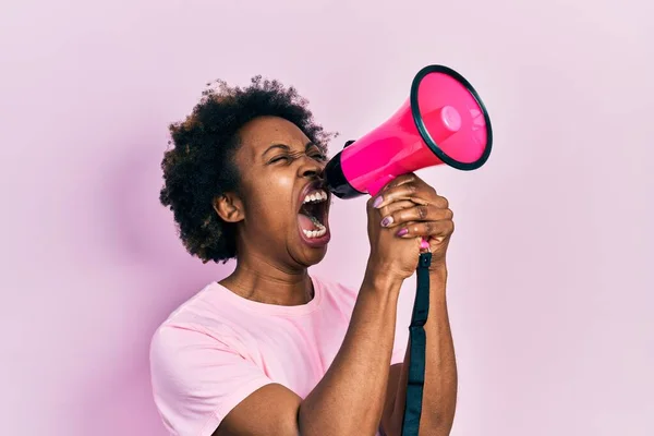 African American Woman Afro Hair Screaming Megaphone Pink Background — ストック写真