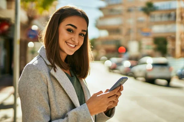 Genç Spanyol Kız Şehirde Akıllı Telefon Kullanarak Mutlu Bir Şekilde — Stok fotoğraf