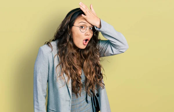 Joven Chica Hispana Vestida Con Ropa Negocios Gafas Sorprendida Con —  Fotos de Stock