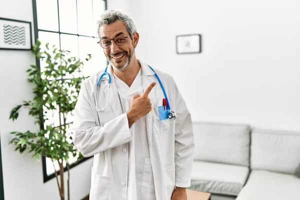 Middle Age Hispanic Man Wearing Doctor Uniform Stethoscope Waiting Room — Stock Photo, Image