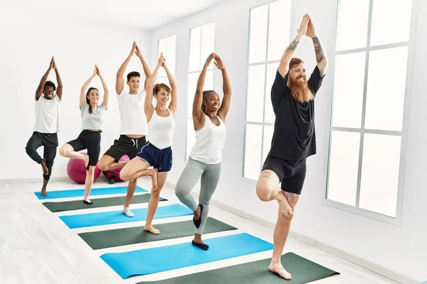 Spor Merkezinde Mutlu Bir Yoga Eğitimi Veren Bir Grup Genç — Stok fotoğraf
