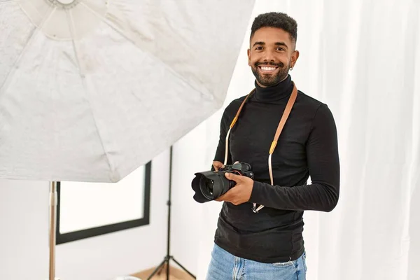 Een Knappe Spaanse Man Die Werkt Als Professioneel Fotograaf Een — Stockfoto