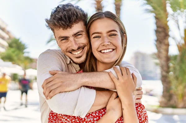 Joven Pareja Hispana Sonriendo Feliz Abrazándose Pie Ciudad —  Fotos de Stock