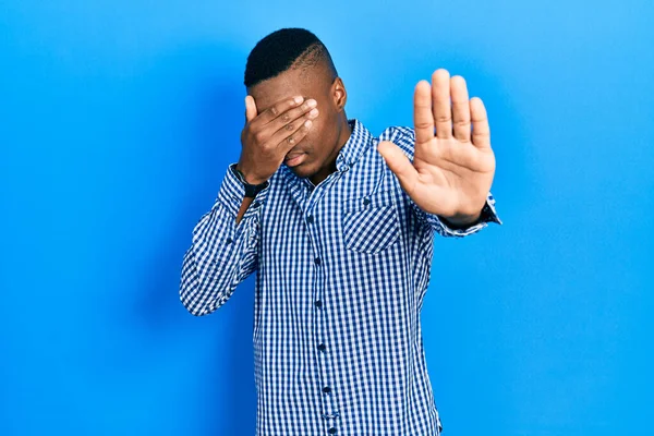 Jovem Afro Americano Vestindo Roupas Casuais Cobrindo Olhos Com Mãos — Fotografia de Stock