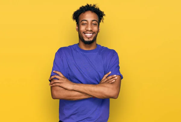 Jovem Afro Americano Com Barba Vestindo Camisa Roxa Casual Rosto — Fotografia de Stock