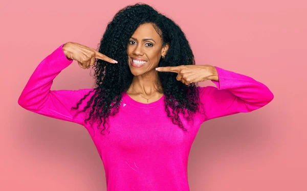 Mulher Americana Africana Meia Idade Vestindo Roupas Casuais Sorrindo Alegre — Fotografia de Stock