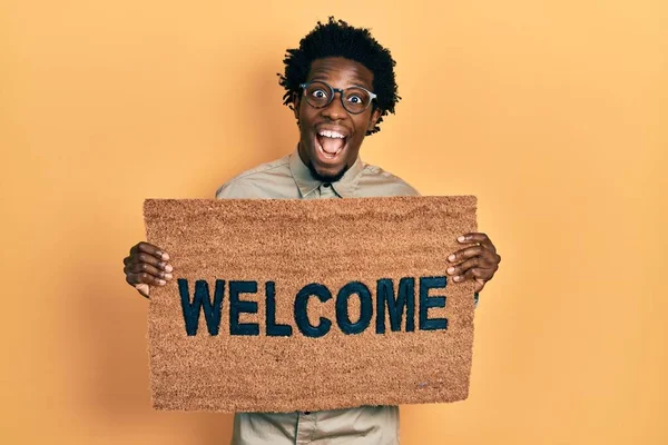 Ung Afrikansk Amerikansk Man Håller Välkomnande Dörrmatta Firar Galen Och — Stockfoto
