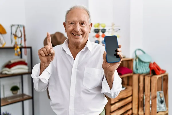 Starší Muž Držící Smartphone Maloobchodě Překvapen Nápadem Nebo Otázkou Ukazující — Stock fotografie