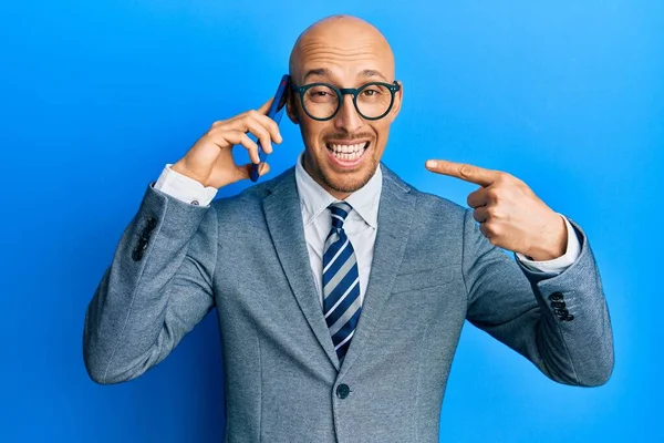 Bald Man Beard Having Conversation Talking Smartphone Smiling Happy Pointing — Stock Photo, Image