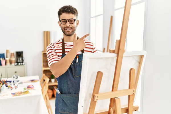 Sanat Stüdyosundaki Arap Genç Adam Mutlu Doğal Bir Ifadeyle Elleri — Stok fotoğraf