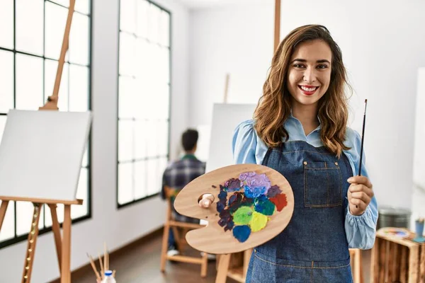 Dos Estudiantes Hispanos Pintando Escuela Arte Mujer Sonriendo Feliz Sosteniendo — Foto de Stock