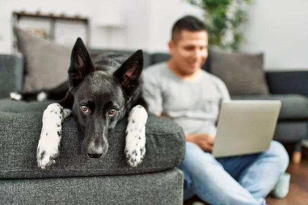 Junger Hispanischer Mann Sitzt Mit Laptop Auf Dem Boden Und — Stockfoto