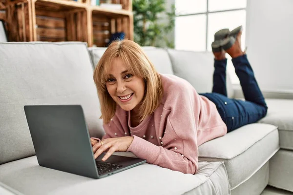 Středního Věku Blondýny Žena Pomocí Notebooku Ležící Pohovce Doma — Stock fotografie