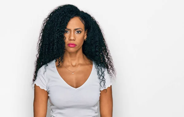 Afro Amerikaanse Vrouw Van Middelbare Leeftijd Draagt Casual Wit Shirt — Stockfoto
