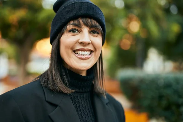 Joven Mujer Hispana Sonriendo Feliz Pie Parque —  Fotos de Stock