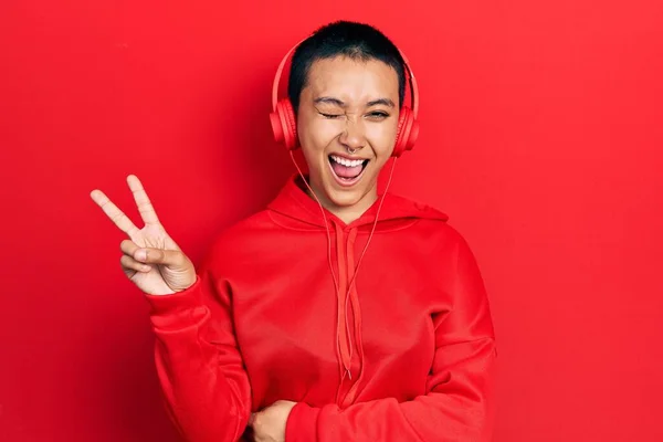 Bella Donna Ispanica Con Capelli Corti Che Ascolta Musica Usando — Foto Stock