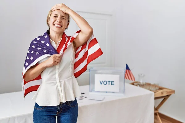 Ung Blond Kvinna Politisk Kampanj Val Håller Usa Flagga Stressad — Stockfoto