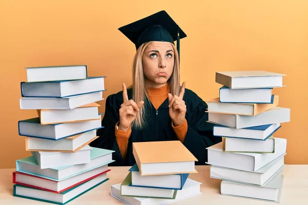 Joven Mujer Caucásica Vestida Con Bata Ceremonia Graduación Sentada Mesa — Foto de Stock