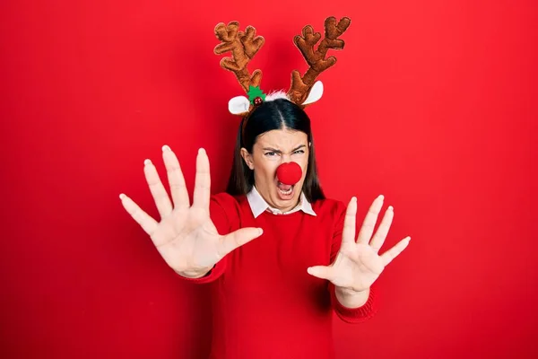 Jeune Femme Hispanique Portant Chapeau Noël Cerf Nez Rouge Peur — Photo