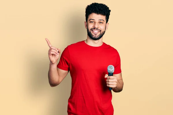 Sakallı Genç Arap Adam Mikrofon Kullanarak Şarkı Söylüyor Gülümsüyor Eli — Stok fotoğraf