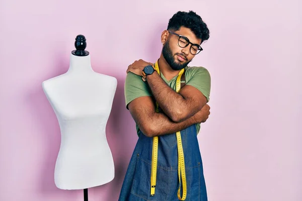 Hombre Árabe Con Barba Modista Diseñador Usando Delantal Atelier Abrazándose — Foto de Stock