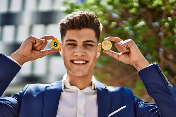 Młody Człowiek Uśmiecha Się Pewnie Trzymając Bitcoin Ethereum Parku — Zdjęcie stockowe