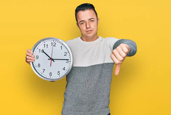 Beau Jeune Homme Tenant Une Grande Horloge Avec Visage Colère — Photo