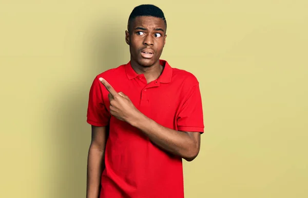 Ung Afrikansk Amerikansk Man Bär Casual Röd Shirt Pekar Sidan — Stockfoto
