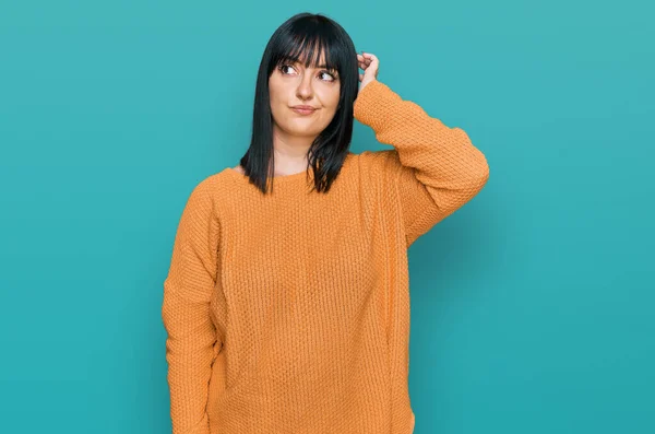 Ung Latinamerikansk Kvinna Klädd Tillfälliga Kläder Förvirra Och Undrar Frågan — Stockfoto