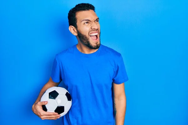 Homme Hispanique Avec Barbe Tenant Ballon Football Colère Fou Hurlant — Photo