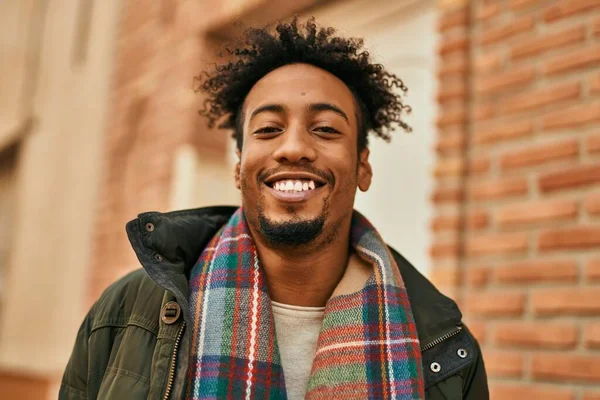 Jovem Afro Americano Sorrindo Feliz Cidade — Fotografia de Stock
