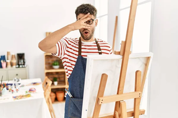 Hombre Joven Árabe Estudio Arte Asomándose Shock Cubriendo Cara Los — Foto de Stock
