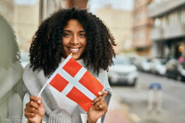 Joven Mujer Afroamericana Sonriendo Feliz Sosteniendo Bandera Dinamarca Ciudad —  Fotos de Stock