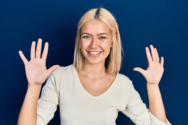 Schöne Blonde Frau Trägt Lässigen Pullover Und Zeigt Mit Finger — Stockfoto