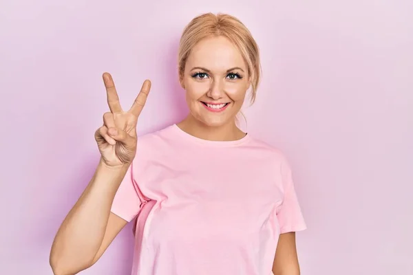 Ung Blond Kvinna Bär Casual Rosa Skjorta Visar Och Pekar — Stockfoto