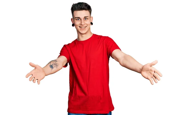 Jonge Blanke Jongen Met Oorverwijding Casual Rood Shirt Kijkend Naar — Stockfoto