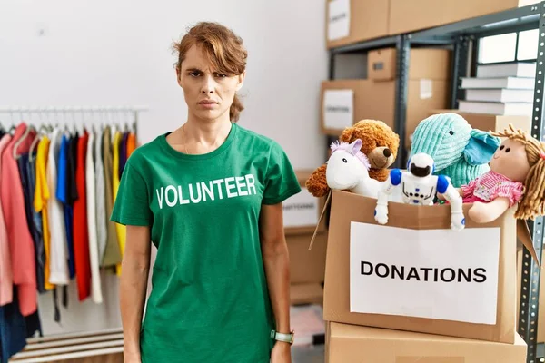 Mulher Branca Bonita Vestindo Shirt Voluntária Doações Ficar Cético Nervoso — Fotografia de Stock