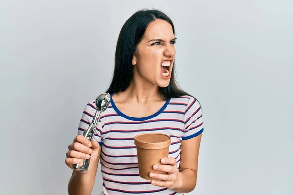 Junge Hispanische Frau Hält Eis Wütend Und Wütend Schreit Frustriert — Stockfoto