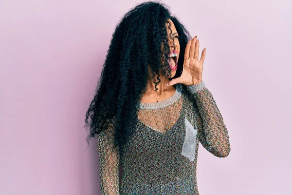 Medelålders Afrikansk Amerikansk Kvinna Klädd Avslappnade Kläder Skrikande Och Skrikande — Stockfoto