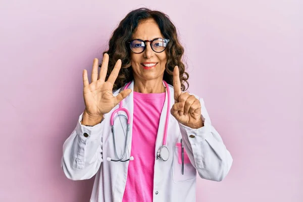 Donna Ispanica Mezza Età Che Indossa Uniforme Del Medico Gli — Foto Stock