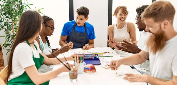 Bir Grup Insan Resim Stüdyosundaki Masada Otururken Mutlu Bir Şekilde — Stok fotoğraf