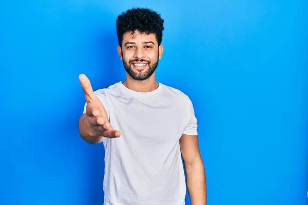 Jonge Arabische Man Met Baard Casual Wit Shirt Glimlachend Vrolijk — Stockfoto