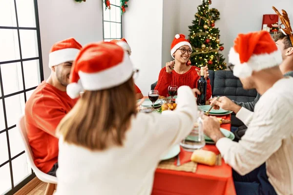 Gruppo Giovani Sorridenti Felici Avere Cena Natale Casa — Foto Stock