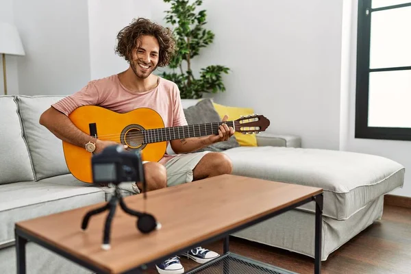 Jovem Hispânico Gravando Com Câmera Tocando Guitarra Clássica Casa — Fotografia de Stock