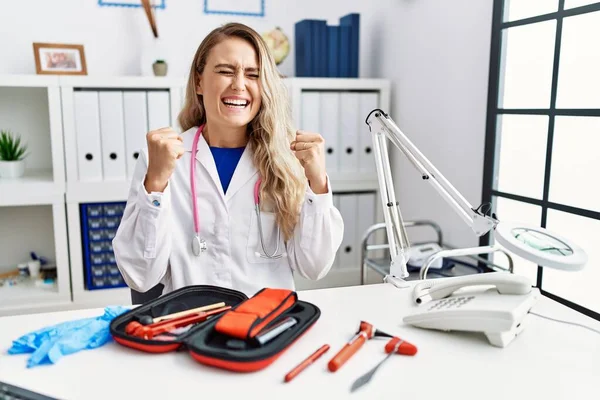 Joven Doctora Hermosa Con Martillo Reflejo Instrumentos Médicos Emocionados Por —  Fotos de Stock